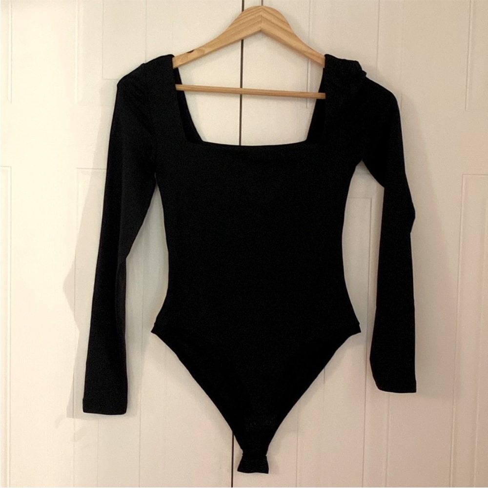 Aritzia Contour Squareneck Longesleeve Body Suit in black